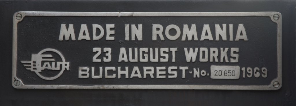 Die   Lokomotivschmiede     23.August  Bukarest ist Kennern der  Diesellokszene der DR ein Begriff, lieferte sie doch die  U-Boote. 
Zum Programm gehrten aber auch Diesellokomotiven fr Schmalspurbahnen.
Hier das Herstellerschild an der L45H-358 der Lnitzgrundbahn, welche 1969 in den Dienst gestellt wurde. Nach Aussagen eines Lokfhrers ist die Maschine ganz in Ordnung, aber der Diesel....  10.08.2012  in Radebeul Ost aufgenommen gegen 17:30 Uhr, aber vielleicht reicht die Schrfe nicht ?