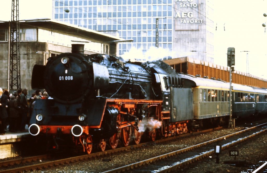 Die 01 008 steht am 9. Dezember 1973, einem autofreien Sonntag, in Essen Hbf. zu ihrer letzten Fahrt mit eigener Kraft durchs Ruhrgebiet bereit, um dann am Abend im Eisenbahnmuseum Bochum-Dahlhausen fr immer das Feuer zu verlieren.