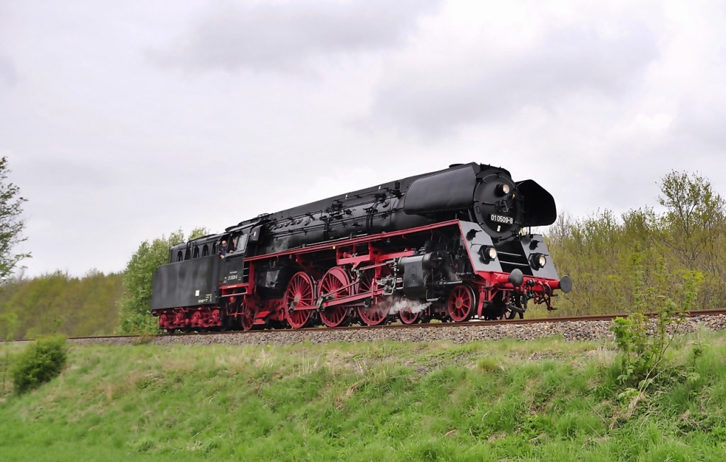 die 01 0509 kommt Lz von Bergen nach Putbus zum Bahnhofsfest am 11.05.2013