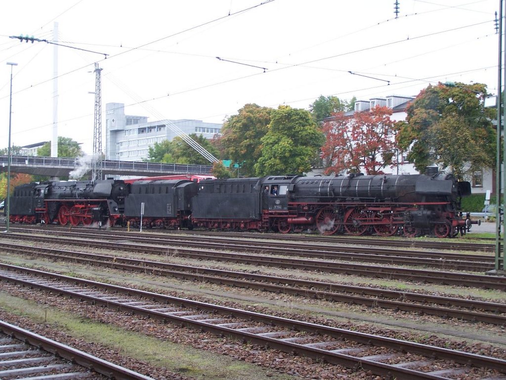 Die 01 1066 und 01 1533 fahren in Richtung abstellgleis um das die 1066 l auftanken kann. Villingen am 25/09/10.