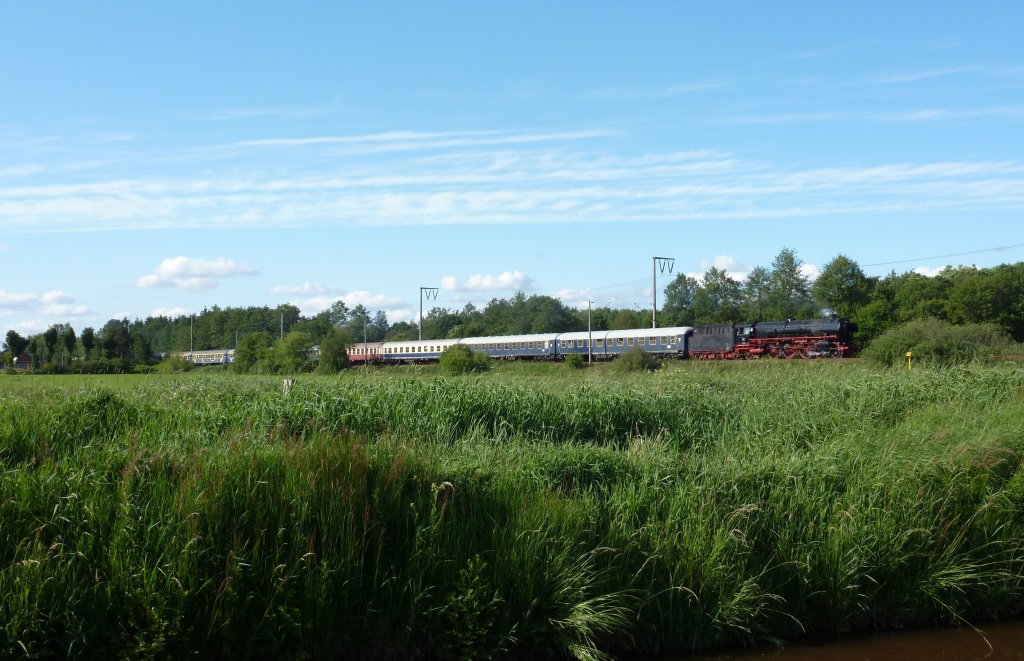 Die 01 1066 am 02.06.2012 auf dem Rckweg von Emden gen Sden mit ihrem Sonderzug, hier bei Nttermoor.