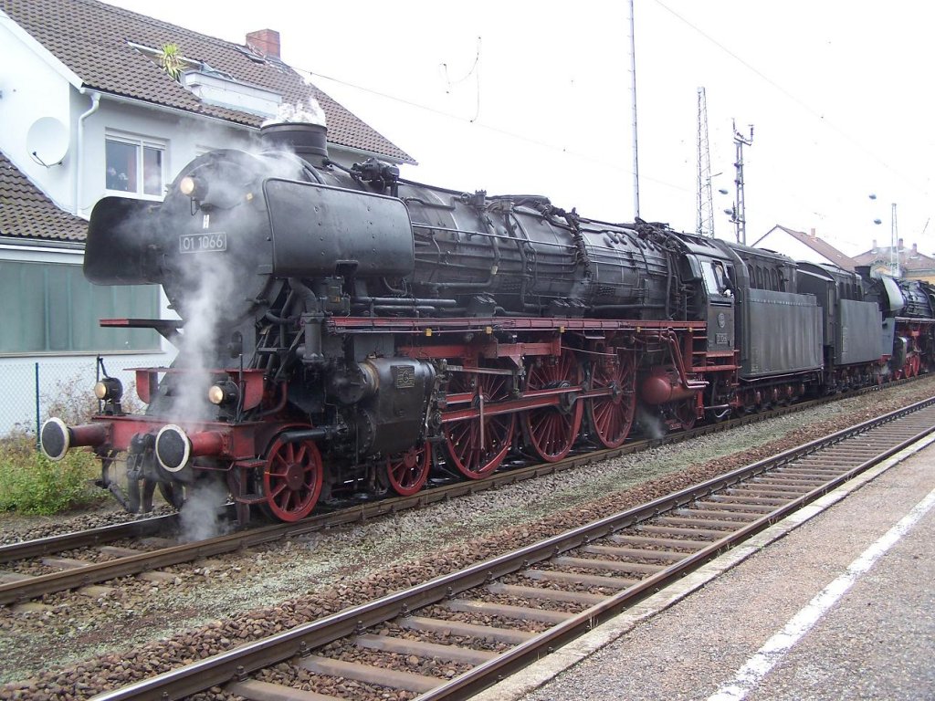 Die 01 1066 im Bahnhof Villingen-Schwarzwald am 25/09/10.