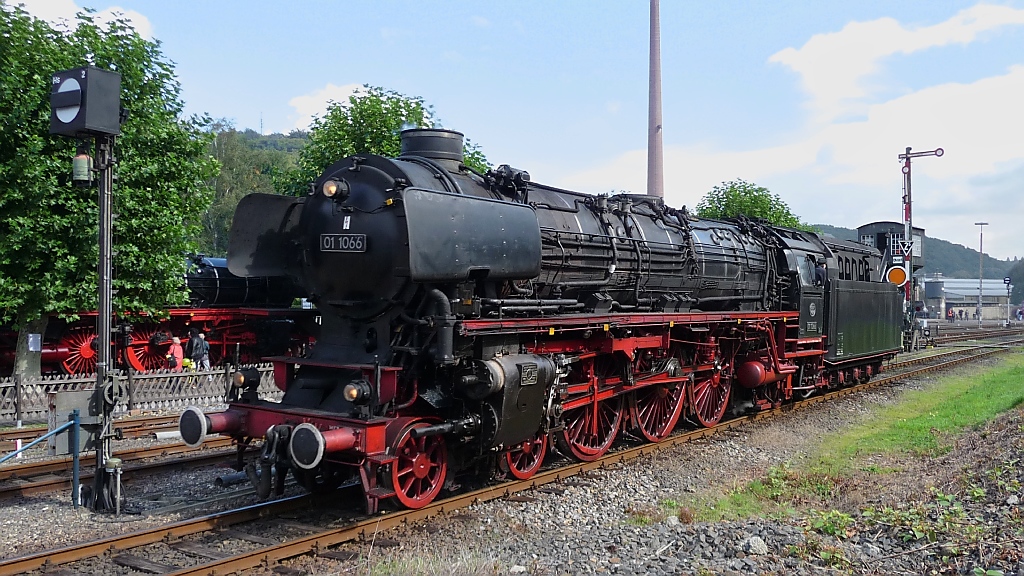 Die 01 1066 bei F�hrerstands-Mitfahrten im Eisenbahnmuseum Bochum Dahlhausen zum Dampftag am 18.9.2010.