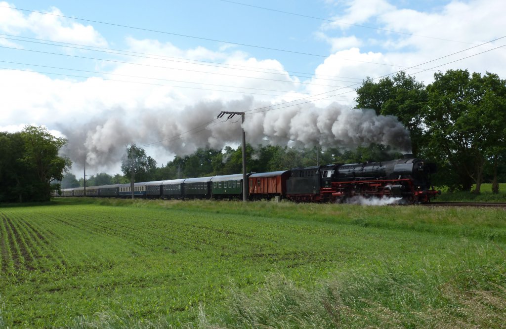 Die 01 1066 fuhr am 02.06.2012 mit einem Sonderzug von Hamm(Westf.) nach Emden, hier bei Eisinghausen.