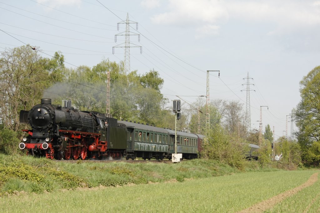 Die 01 1075 fuhr am 16.04.2011 durch Oberhausen Sterkrade.