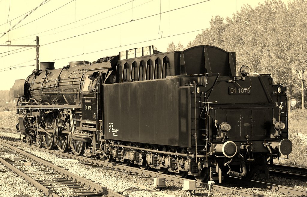 Die 01 1075 rangiert in Bf Gouda, aufnahme ist von oktober 2010.