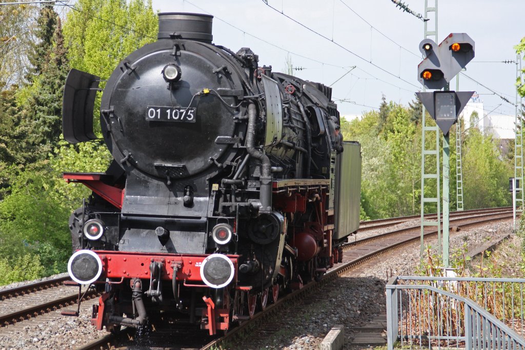 Die 01 1075 der SSN am 16.4.11 als Lz in Essen-Horst.