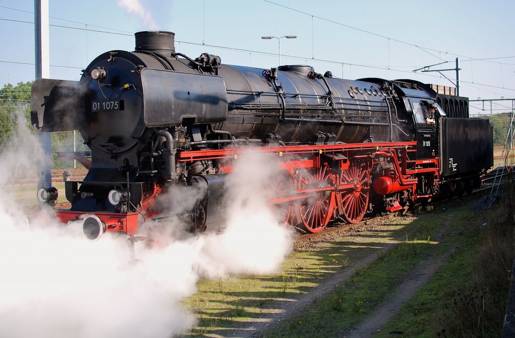 Die 01 1075 wird bereitgestellt um mit Sonderzug nach Bf Gouda zu fahren.