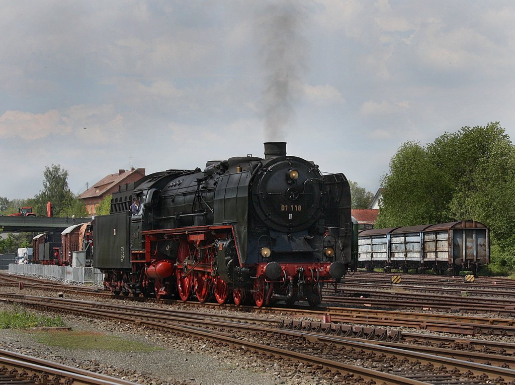 Die 01 118 am 22.05.2010 bei einer Rangierfahrt in Neuenmarkt-Wirsberg. 