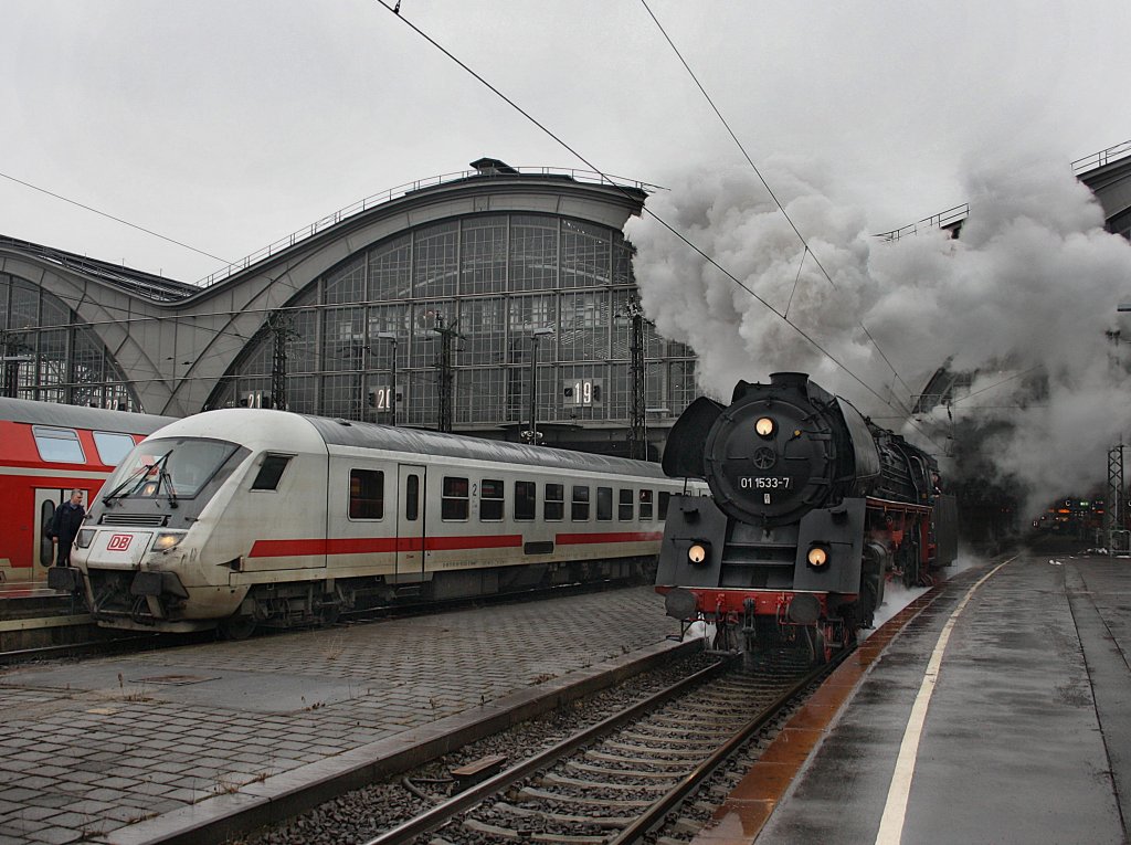Die 01 1533 der GEG am 22.02.2009 bei der Ausfahrt aus dem Leipziger Hbf. 