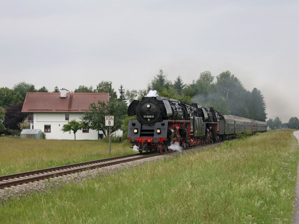 Die 01 509 und die 01 533 am 11.06.2011 mit einem Sonderzug unterwegs bei Julbach. 