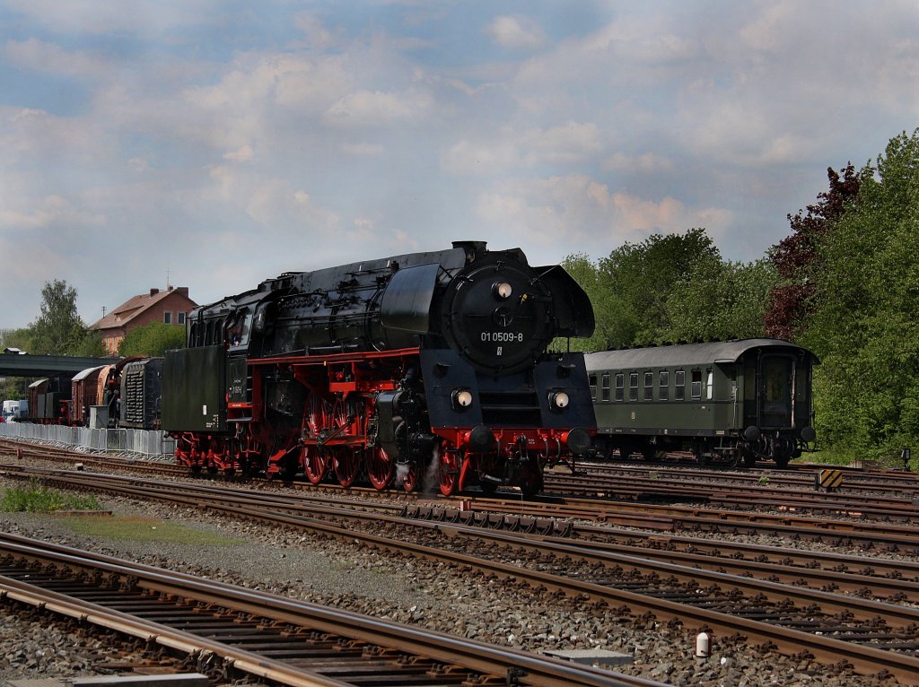 Die 01 509 am 22.05.2010 bei einer Rangierfahrt in Neuenmarkt-Wirsberg. 