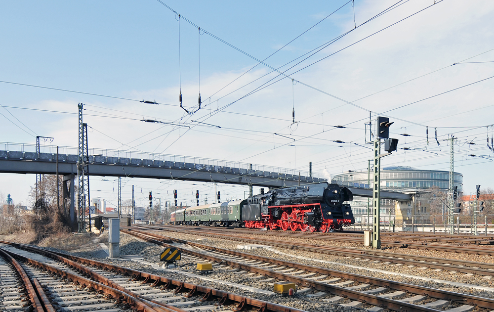Die 01 509 mit dem Erffnungszug des 2. Dresdner Dampflokfestes rollt von Leipzig kommend in den Dresdner Hauptbahnhof ein und wird anschlieend ins BW Dresden Altstadt fahren. 26.03.10