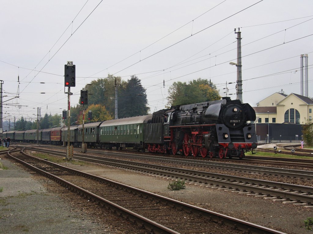 Die 01 533 am 02.10.2010 mit dem Sonderzug aus Stuttgart bei der Einfahrt in Timelkam. 