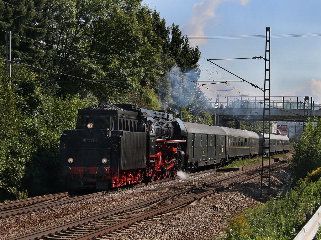 Die 01 533 am 11.09.2010 mit einem Sonderzug unterwegs bei Pleinting. 