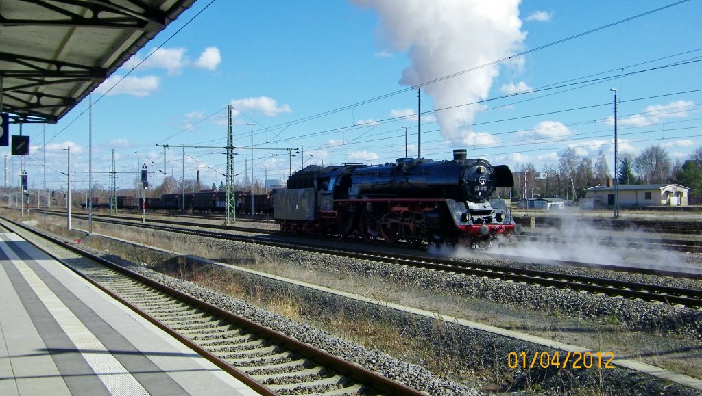 ...die 03 1010 beim Rangieren im Bahnhof Freiberg ( Sachsen ) am 1.4.2012, war mit einem Sonderzug vom 4. Dampfloktreffen in Dresden-Altstadt hierher gekommen.  