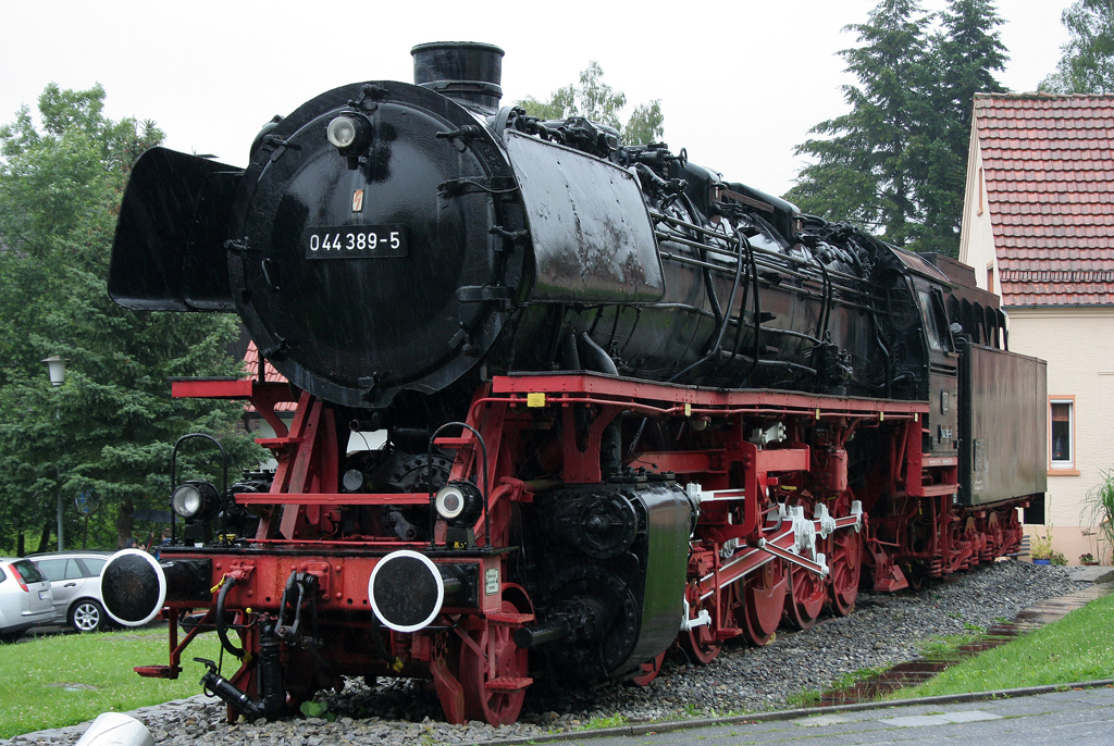 Die 044 389-5 steht in Altenbeken am 03.07.2011