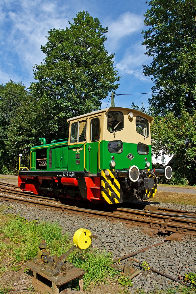 Die 1.000 mm Diesellok D1 der Brohltal-Eisenbahn, rangiert am 02.09.2012 im Bahnhof Brohl BE. Die Lok vom Typ MV 10 S wurde 1965 unter der Fabriknummer 26528 von O&K  gebaut und an die BEG (Brohltal-Eisenbahn) geliefert. Sie hat eine Leistung 221 kW (300 PS). Auffllig ist das sie nicht nur Mittelpuffer, sondern auch Normalspurpuffer besitzt. Mit den Normalspurpuffern kann die Lok dem Verschub von Normalspur Gterwagen, auf der 3-gleisigen Anlage (Meter- und Normalspur) zwischen Brohl Umladebahnhof und Brohl Hafen vornehmen.
