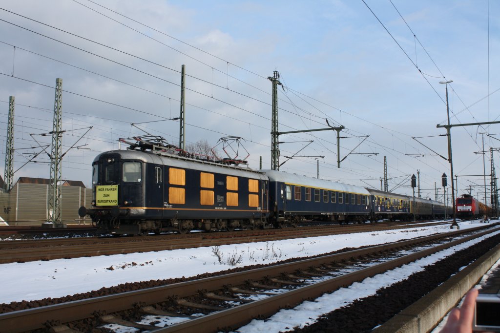 Die 10008 oder Re 4/4 der Centralbahn fhrt mit einem Eisenbahn-Kurier
Sonderzug (Wir fahren zum Eurostrand?). Hier am 30.01.10 in Troisdorf-Spich.