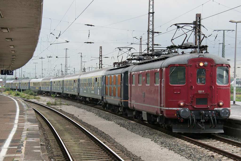 Die 10019 & 10008 der Centralbahn ziehen einen Sonderzug in Duisburg HBF ein am 12.09.2011