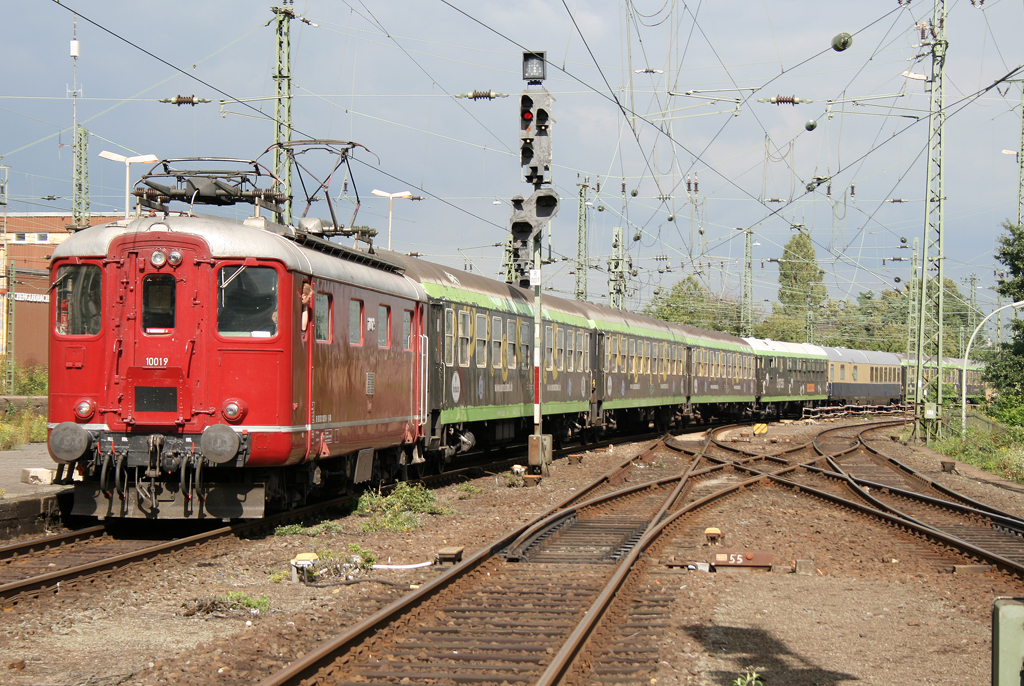 Die 10019 zieht einen Leerzug durch Mnchengladbach am 18.09.2010