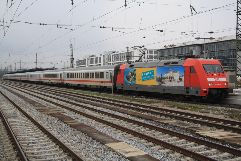 Die 101 001-6 mit Werbung fr Klagenfurt hier am Mnchner Ostbahnhof am 16.04.2012 mit EC 117