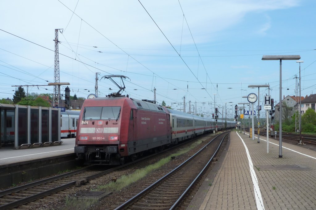 Die 101 002-4 fuhr am 30.04.2012 mit einem IC nach Kiel aus dem Osnabrcker Hbf aus.