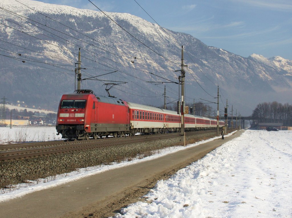 Die 101 006 am 29.01.2011 mit einem Turnuszug unterwegs bei Schwaz. 