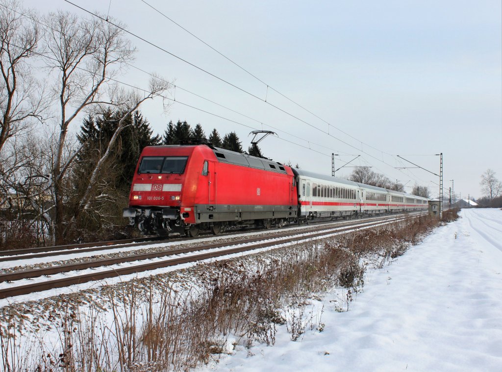 Die 101 006 mit einem IC am 12.12.2012 unterwegs bei Langenisarhofen.