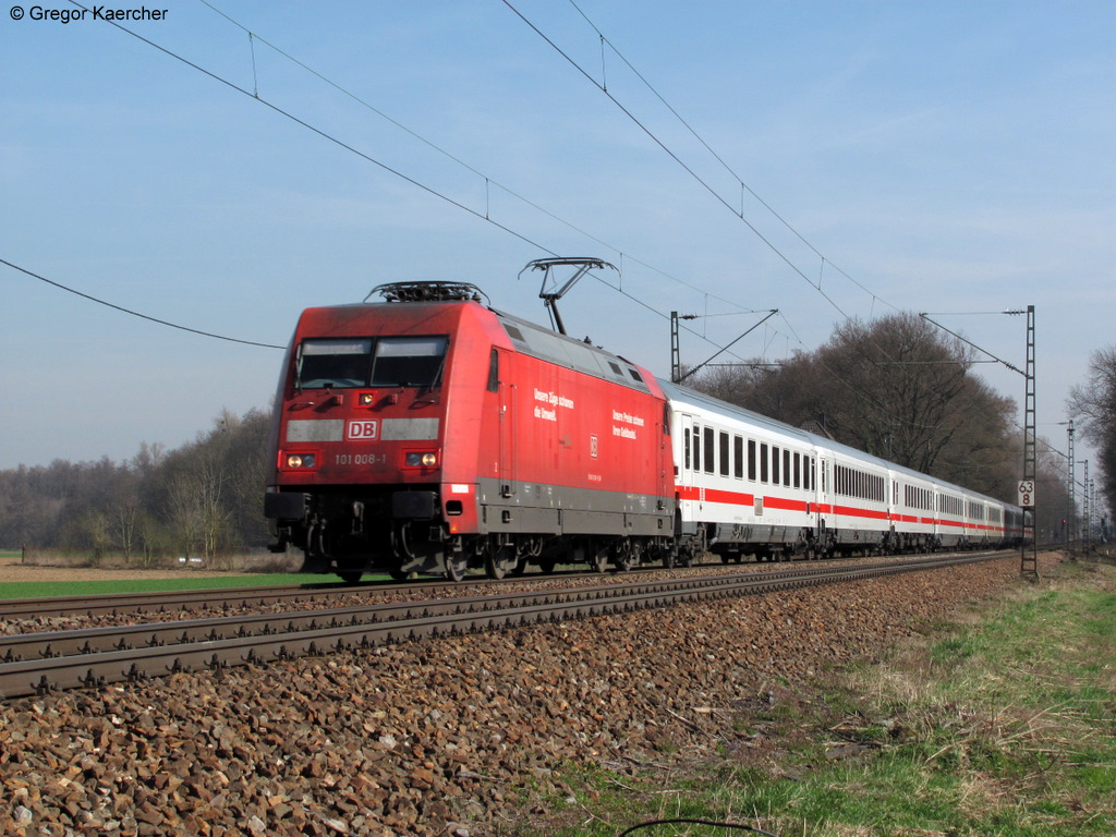 Die 101 008-1 zog am 24.03.2011 den IC 2266 (Mnchen-Karlsruhe). Aufgenommen zwischen Weingarten und Karlsruhe-Durlach.