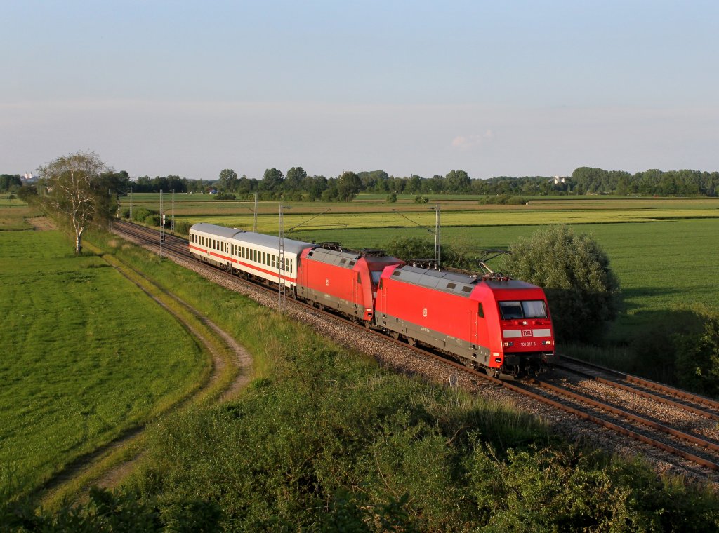 Die 101 011 und die 101 052 mit den Wagen vom IC Rottalerland am 08.06.2013 unterwegs bei Pulling.