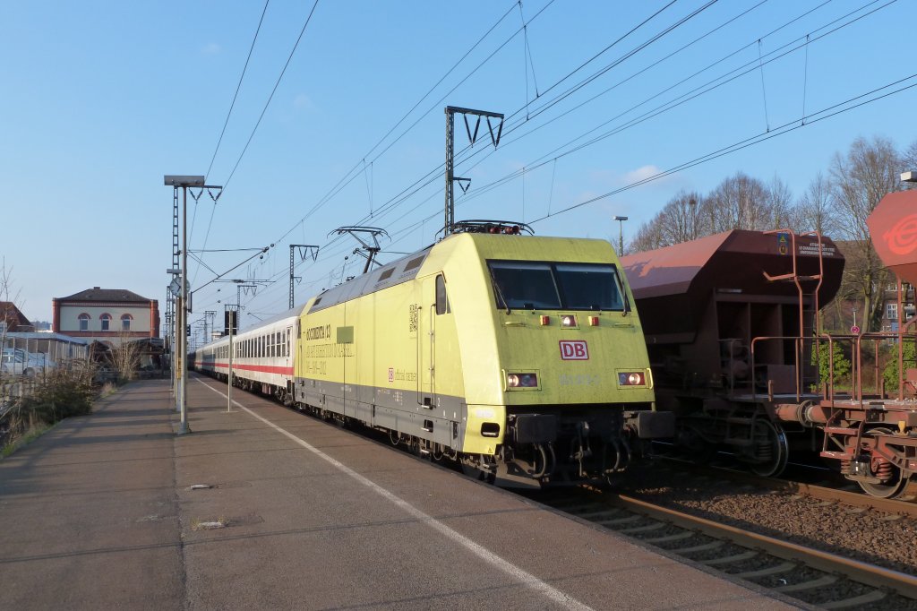 Die 101 013-1 am Abend des 05.04.2012 mit dem IC 2330 von Norddeich Mole nach Kln, hier bei der Ausfahrt aus dem Bahnhof Leer.