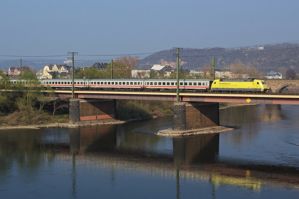 Die 101 013 wirbt im zitronengelb f�r die Documenta. Hier �berquert sie am 6.4.2012 die Mosel kurz vor dem Deutschen Eck