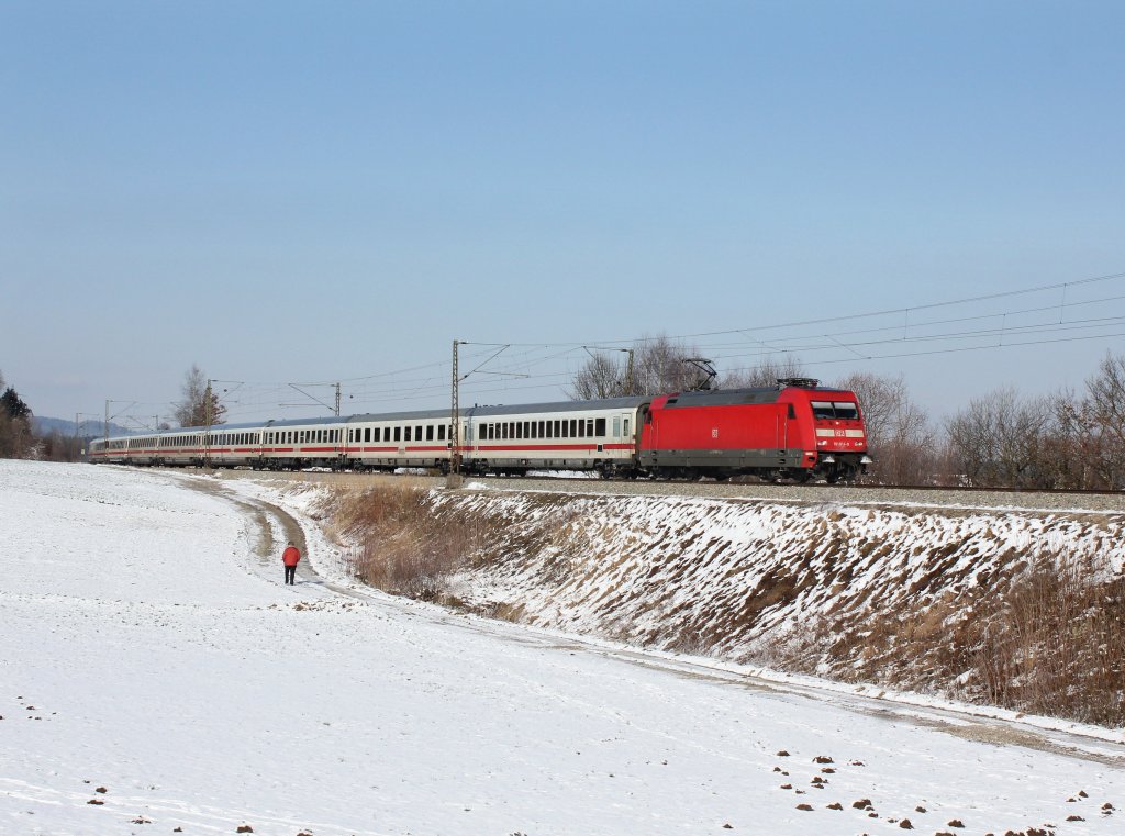 Die 101 014 mit einem EC am 10.02.2013 unterwegs bei Ostermnchen.