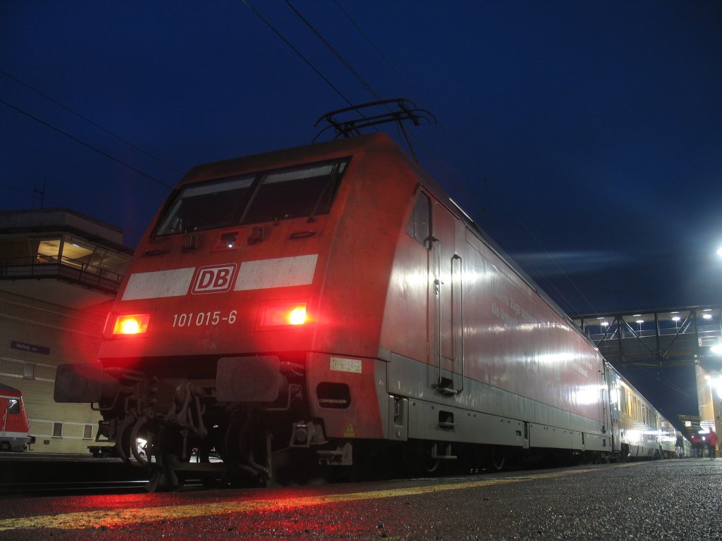 Die 101 015-6 schiebt ihren IC von Karlsruhe nach Rostock und verweilt gerade planmig und pnktlich in Marburg (Lahn) (15.11.2009).