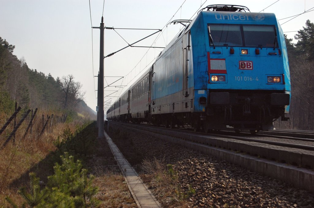 Die 101 016-4  Unicef  kurz vor der Einfahrt, mit dem IC aus Berlin Ostbahnhof, in den Bahnhof Rathenow am 04.04.2009