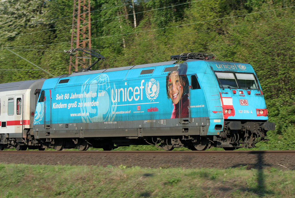 Die 101 016-4 zieht einen IC durch Wuppertal Vohwinkel am 20.04.2011