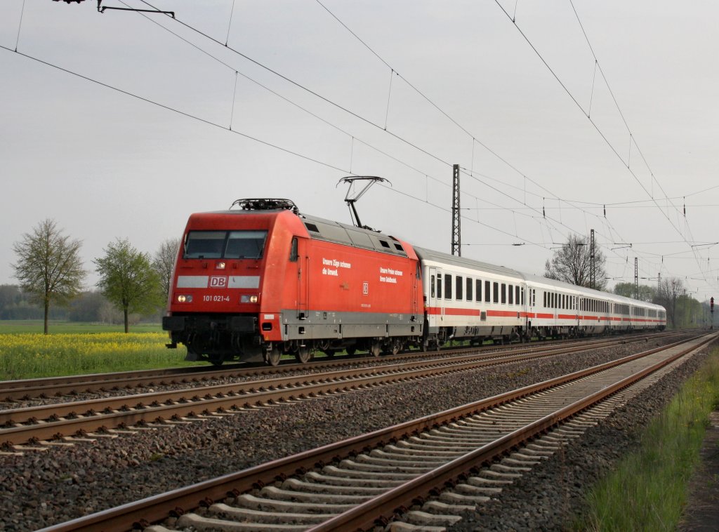 Die 101 021 mit einem IC nach Norddeich Mole am 28.04.2010 unterwegs bei Drverden.