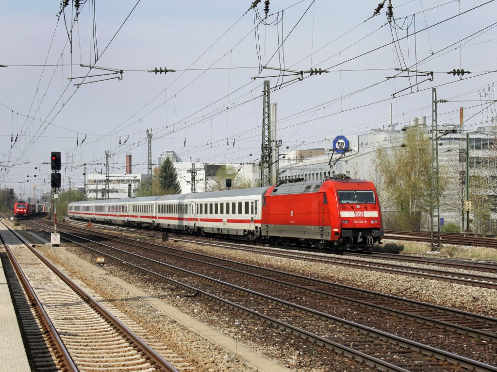 Die 101 024 am 18.04.2010 mit einem IC bei der Durchfahrt am Heimeranplatz (Mnchen). 