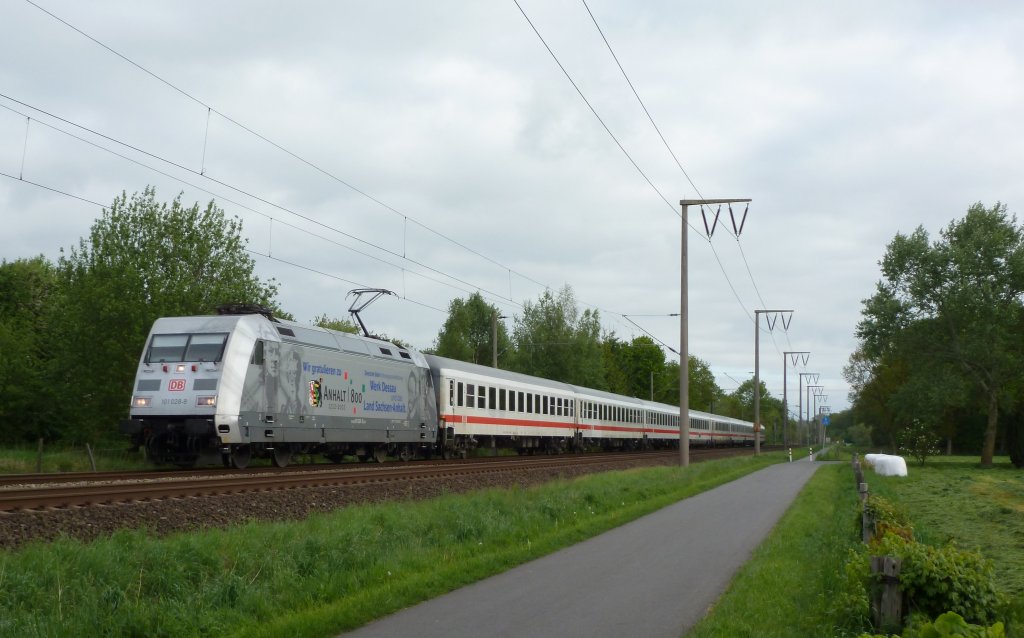 Die 101 028-9 zog am 13.05.2012 den IC 1936 von Norddeich Mole nach Kln, hier bei der Fahrt durch Eisighausen bei Leer.