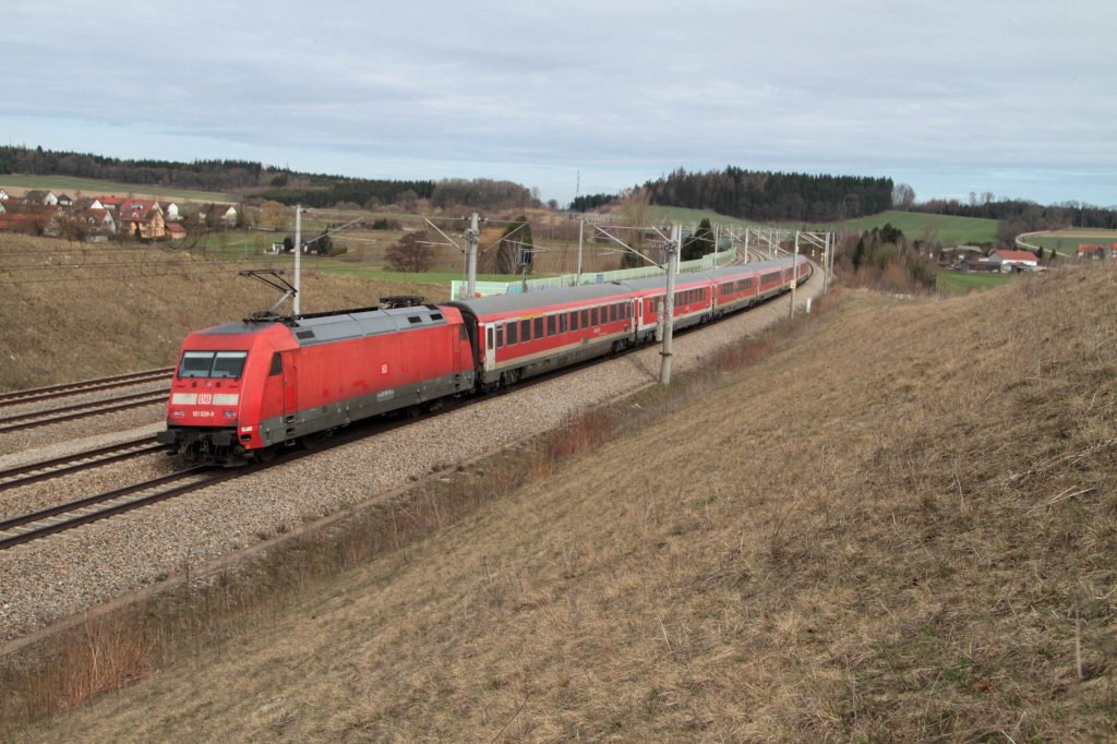 Die 101 028 mit Regio Express von Mnchen nach Nrnberg bei Hebertshausen am 14.04.2013