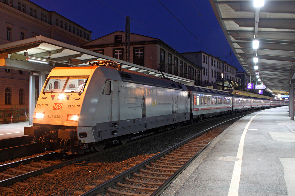 Die 101 034-7 (In Form) mit IC 2121 in Wuppertal Hbf am 21,04,10