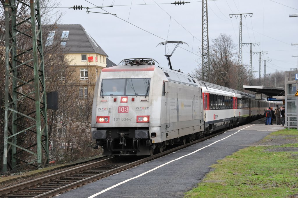 Die 101 034-7 'InForm' rast am 15/01/2011 mit ihrem IC durch Kln-West.