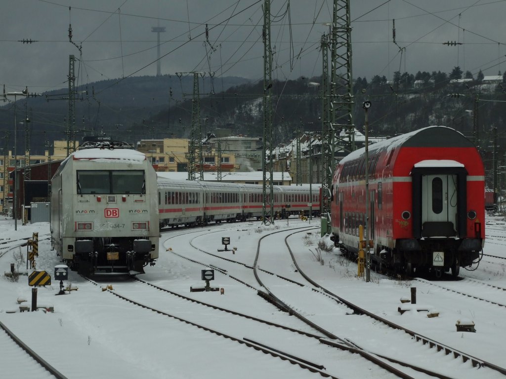 Die 101 034-7  InForm  stand abgebgelt mit einer IC-Garnitur im Koblenzer Hbf.8.1.2010