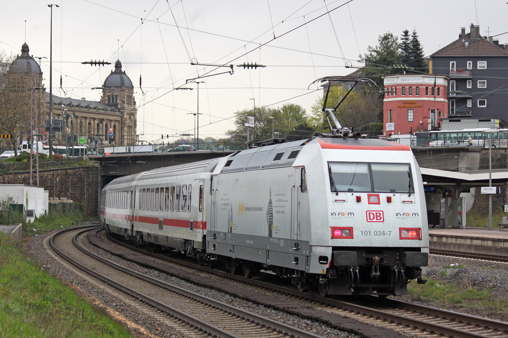 Die 101 034-7 mit IC 2120 in Wuppertal Steinbeck am 21,04,10