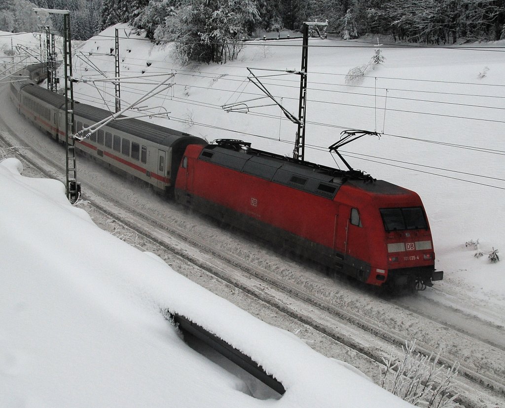 Die 101 035 schob am 05.01.2011 den IC 2208 nach. Hier wurde sie in der Waldkurve von Steinbach aufgenommen.