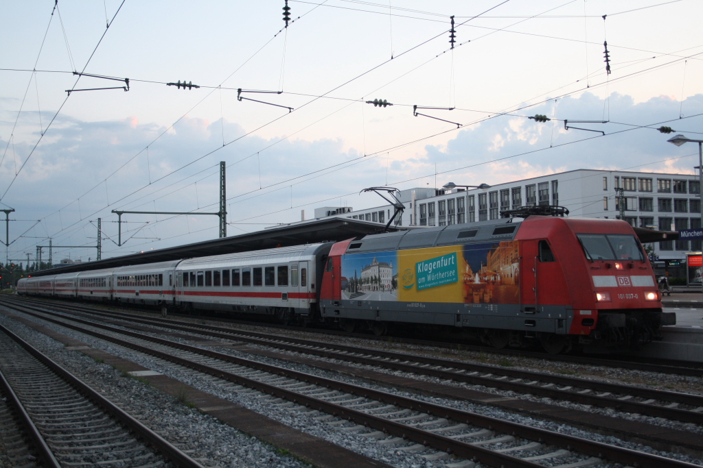 Die 101 037-0 mit Werbung Klagenfurt mit EC 391 hier am Mnchner Ostbahnhof des 24.05.2012