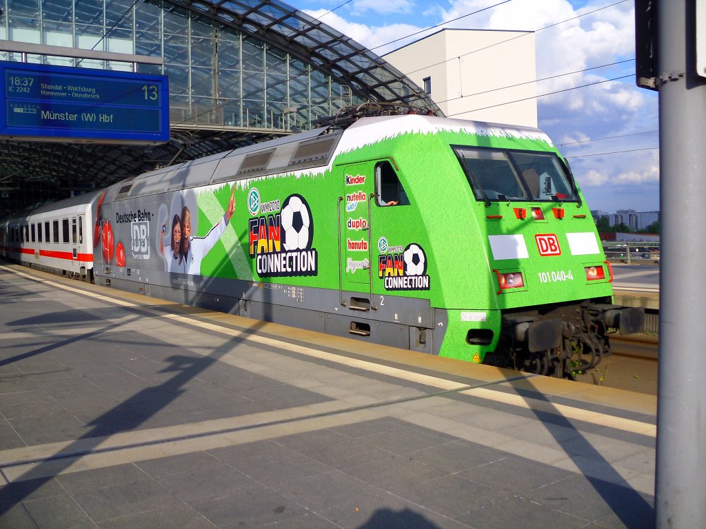 Die 101 040-4  WM-Fan-Connection  am 20.06.2010 in Berlin-Hbf. Der Rest der Infos auf dem Zugzielanzeiger.
