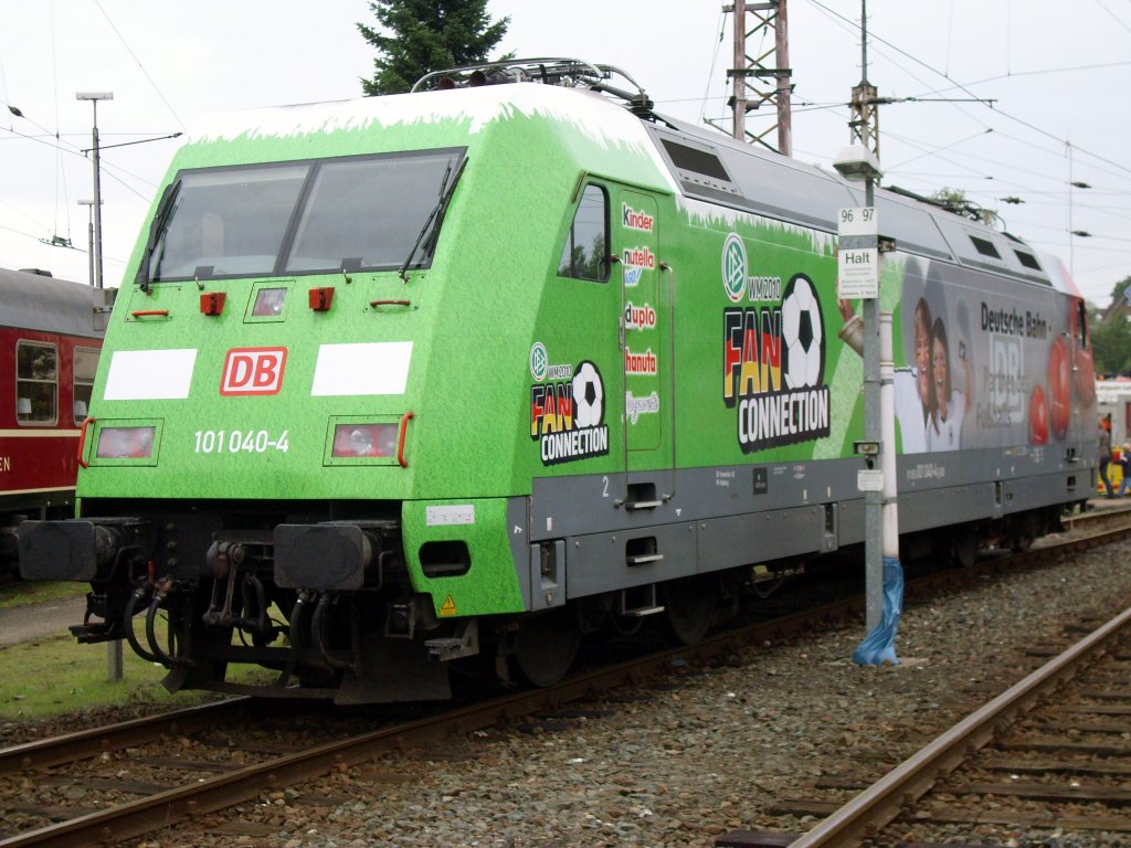 Die 101 040 habe ich am 19.09.2010 in Osnabrck fotografiert. Die Lok wurde von ADtranz hergestellt unter der Nummer 33150. Herstellungsjahr war das Jahr 1997. Werbungstext:  WM 2010 Fan Collection .