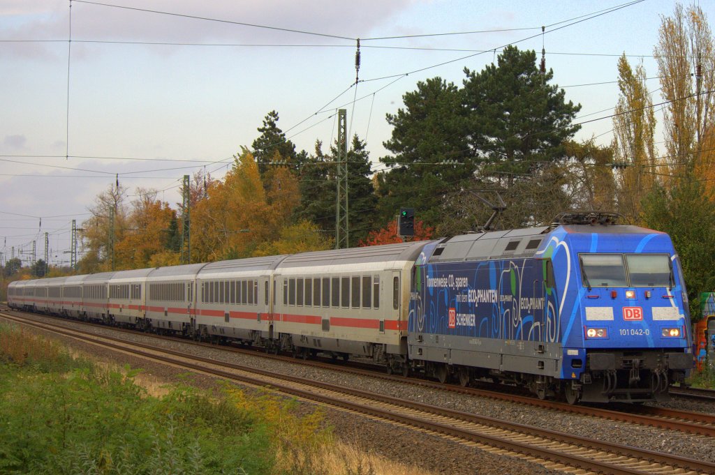 Die 101 042-0  Ecophant  am 02.11.2011 mit IC 2217 in Angermund.